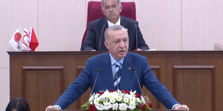 LIVE: Κόκκινο χαλί στον Σουλτάνο για να μας πει τα "καλά νέα"