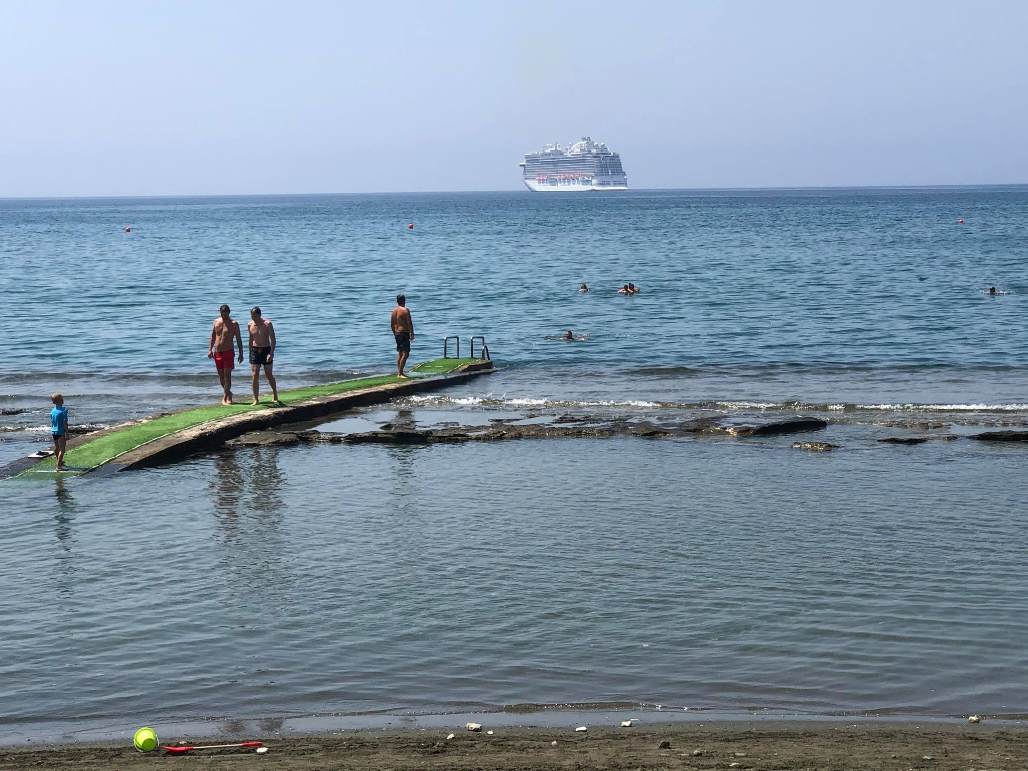 Στο νοσοκομείο 25χρονη που κολυμπούσε στην παραλία Αλαμινού και ένιωσε πόνο