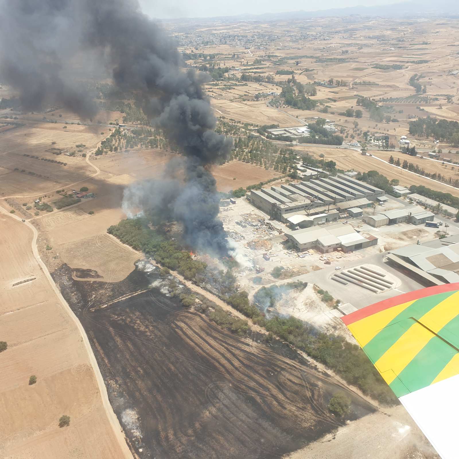 ΦΩΤΟ: Σε απόσταση αναπνοής από δασικές βιομηχανίες η φωτιά στην Κοκκινοτριμιθιά