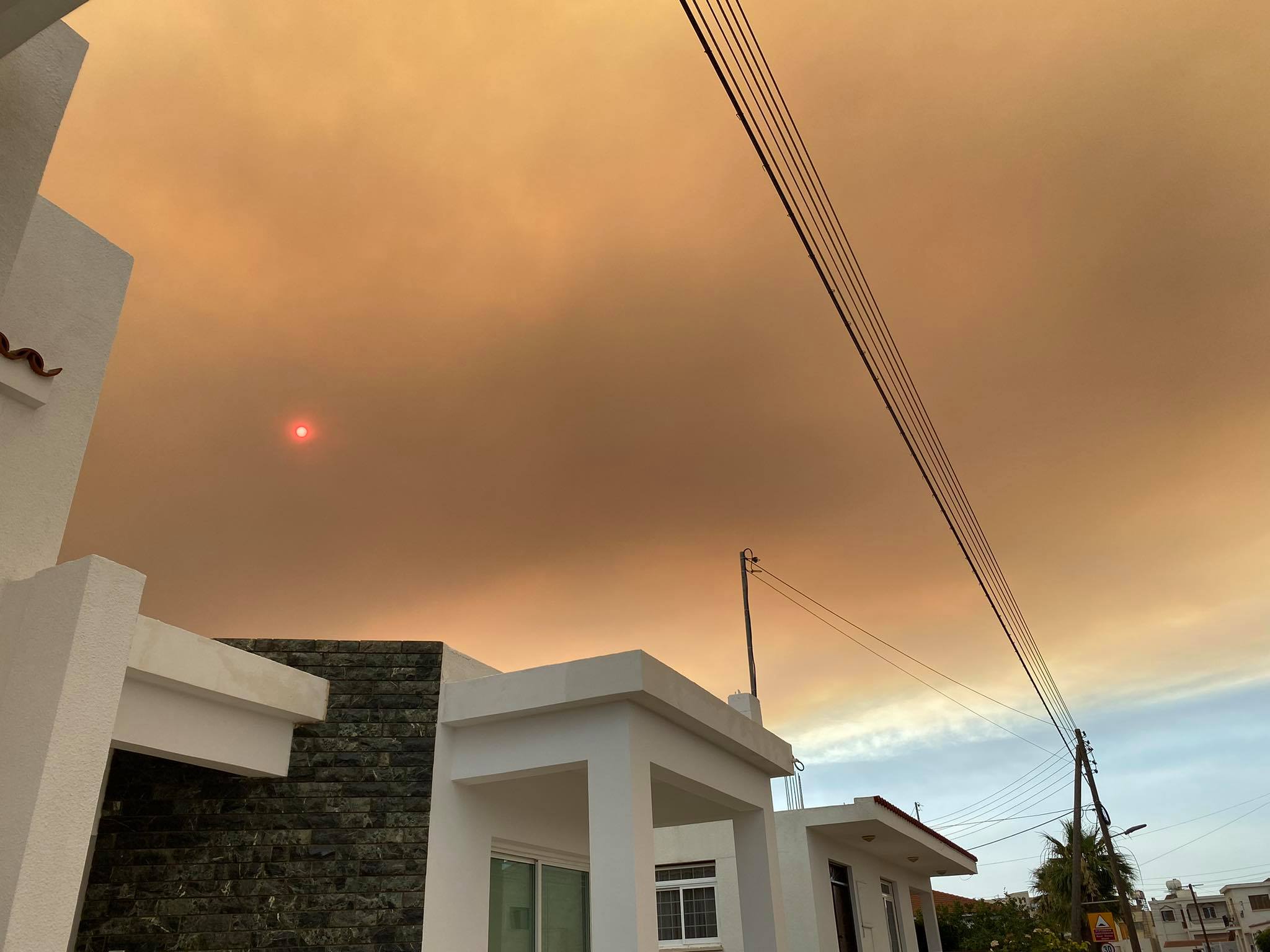 ΦΩΤΟ: Μαύρισε ο ουρανός της Κύπρου από τους καπνούς της πυρκαγιάς