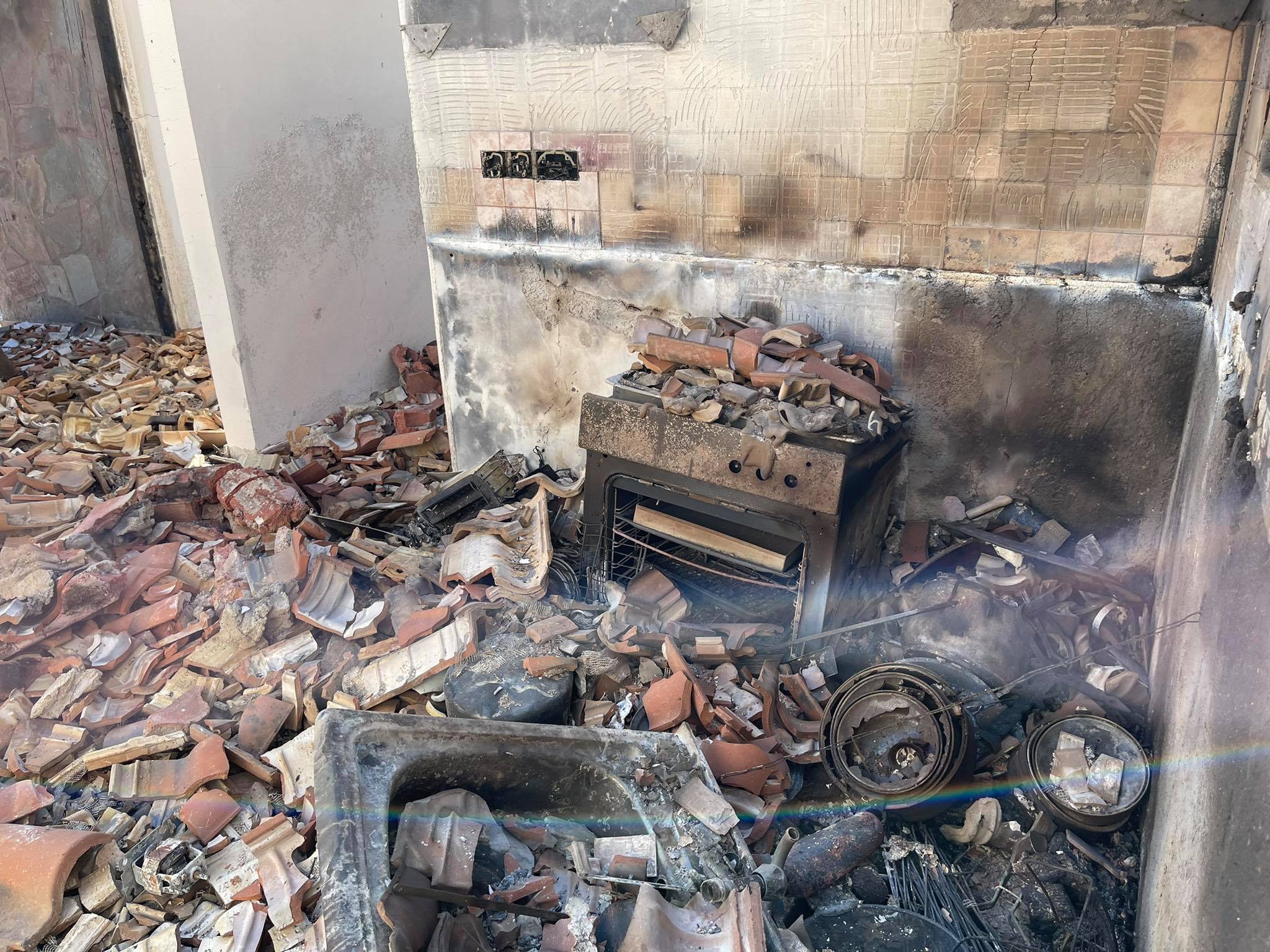 Αγώνας δρόμου για να μην μείνει κάνενας πυρόπληκτος χωρίς τα αναγκαία (ΒΙΝΤΕΟ)