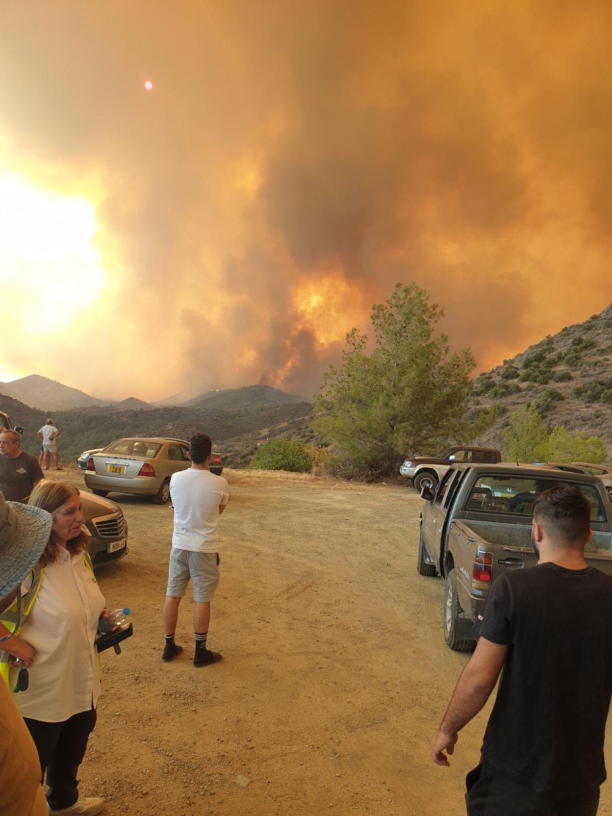 Εικόνες που συγκλονίζουν: Βλέπουν τα σπίτια και τις περιουσίες τους να καίγονται
