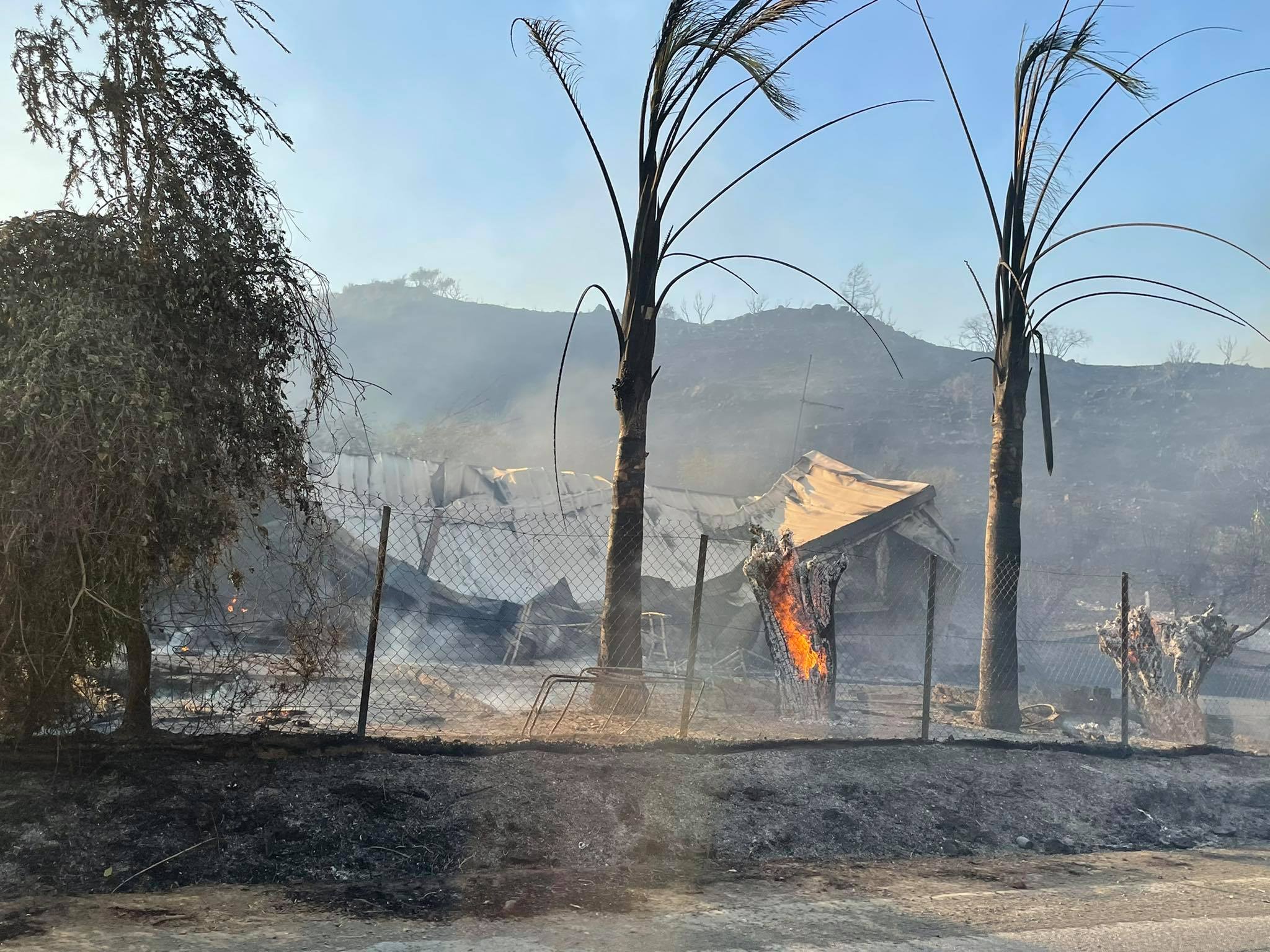Ό,τι απέμεινε: Στάχτη κι αποκαΐδια σπίτια και βουνοκορφές στην Επταγώνια (ΦΩΤΟ)