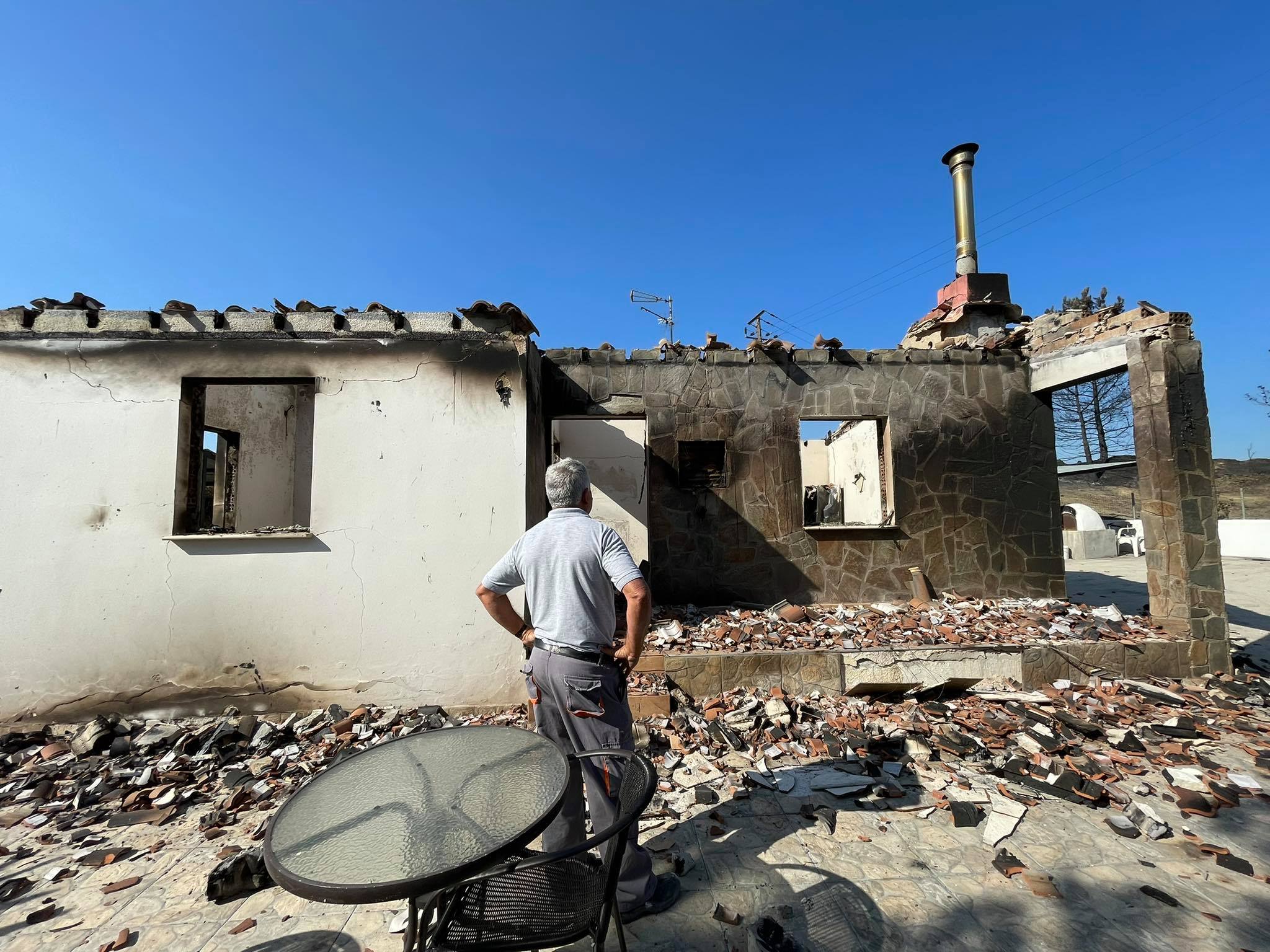 Πίκρα, αγανάκτηση και μαράζι για τους κόπους μιας ζωής, που χάθηκαν στις φλόγες