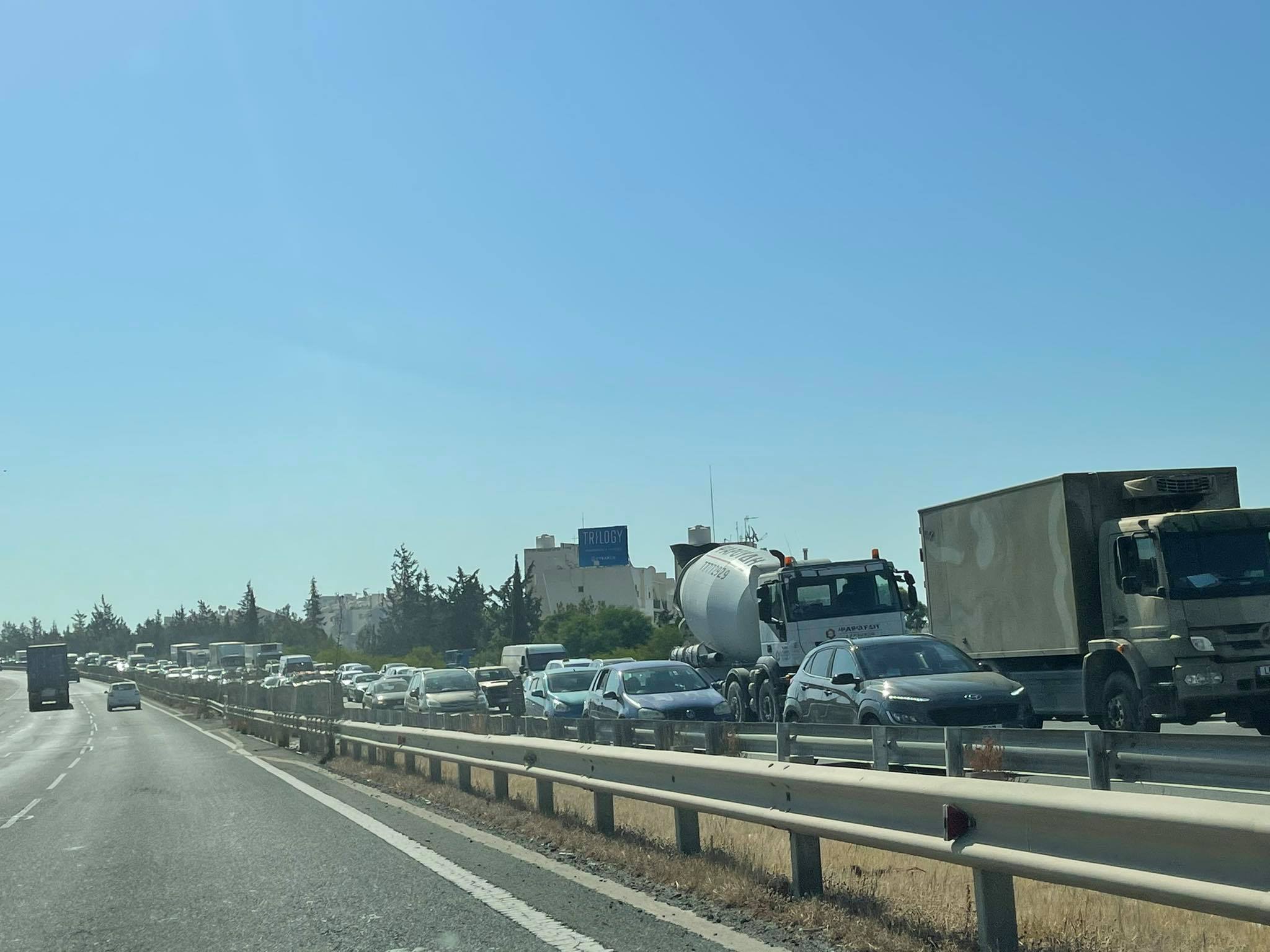 ΦΩΤΟ: Κυκλοφοριακό κομφούζιο στη Λεμεσό μετά από καραμπόλα