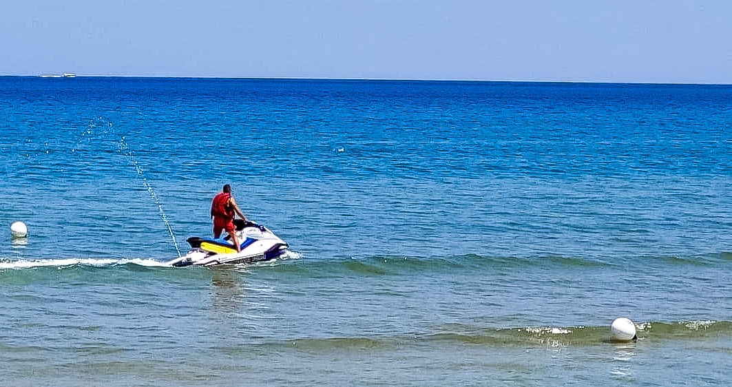 Λουόμενος παρασύρθηκε από κύματα και κινδύνευσε να πνιγεί