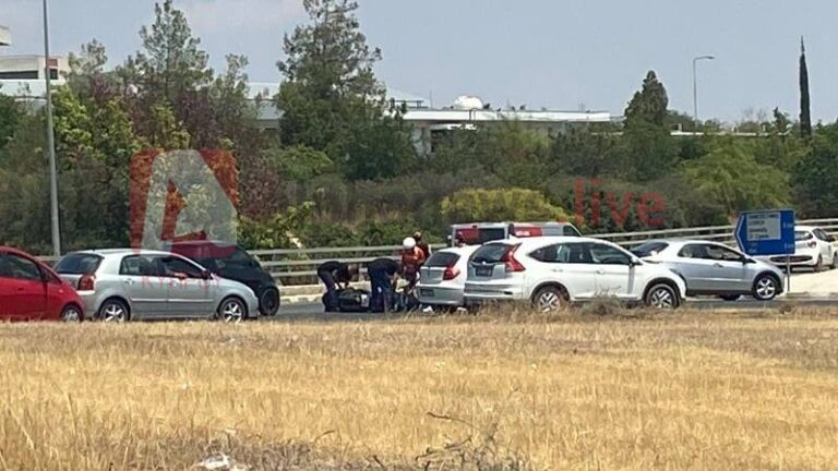 ΦΩΤΟ: Τροχαίο στο roundabout της Καλαμών, ντελιβεράς συγκρούστηκε με όχημα