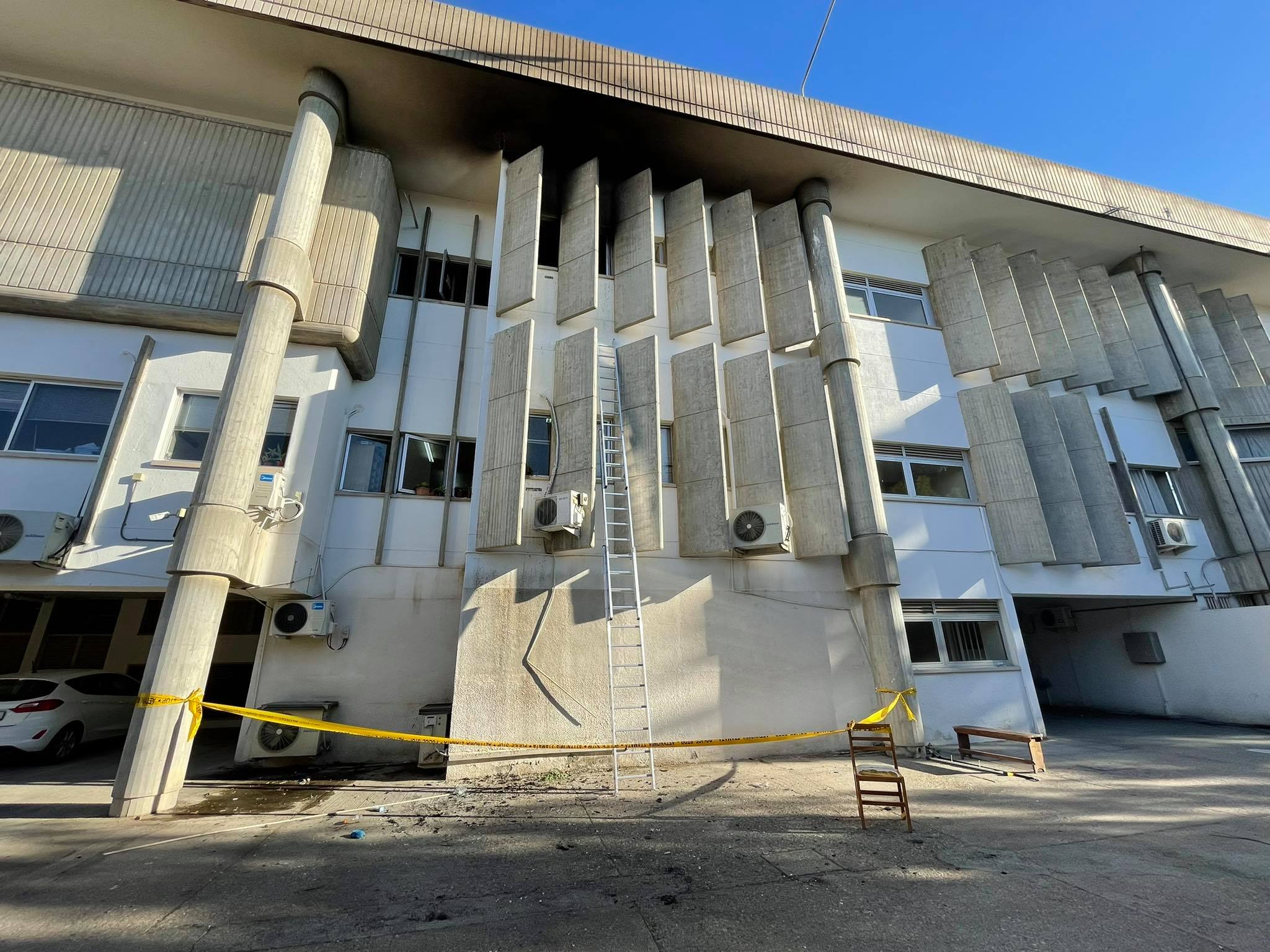 ΦΩΤΟ: Με σκάλα ανέβηκαν μέχρι την αποθήκη τεκμηρίων του Κακουργιοδικείου Λεμεσού