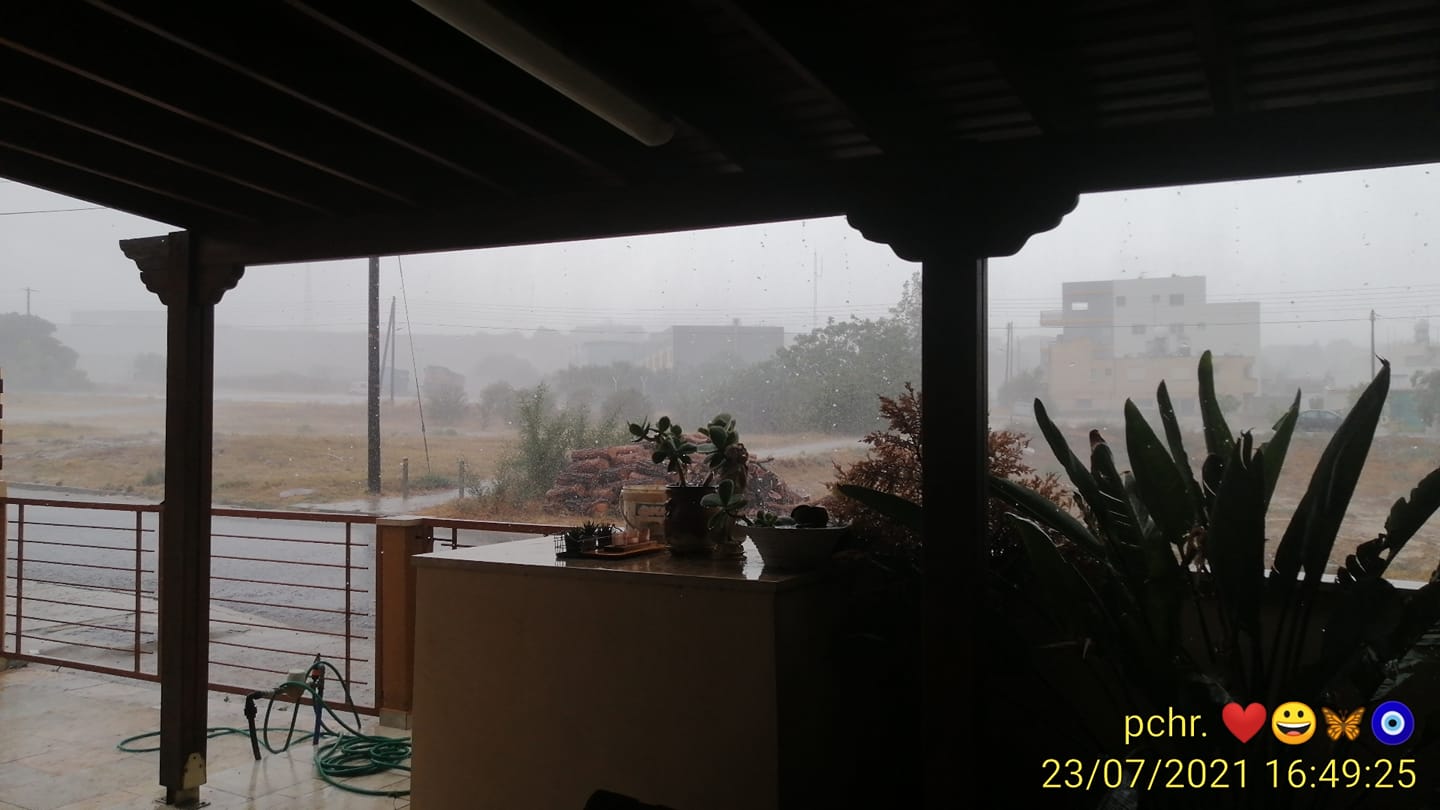 ΒΙΝΤΕΟ: Σφοδρές βροχοπτώσεις και ισχυροί άνεμοι στη Λευκωσία καλοκαιριάτικα