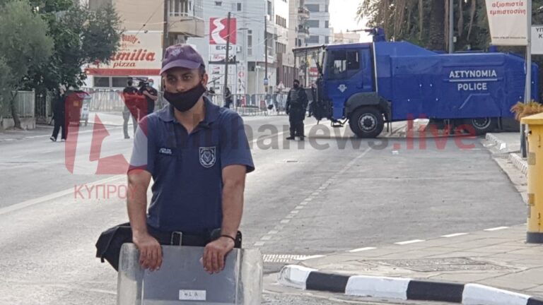 ΦΩΤΟ: Βγήκε στη λεωφόρο Αθαλάσσας ο "Αίαντας" για τη νέα εκδήλωση διαμαρτυρίας