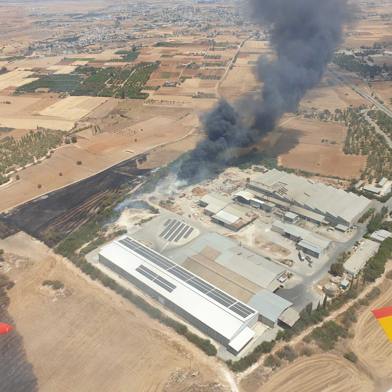 "Εμπόδιο" οι άνεμοι για την κατάσβεση της πυρκαγιάς στην Κοκκινοτριμιθιά (ΦΩΤΟ)