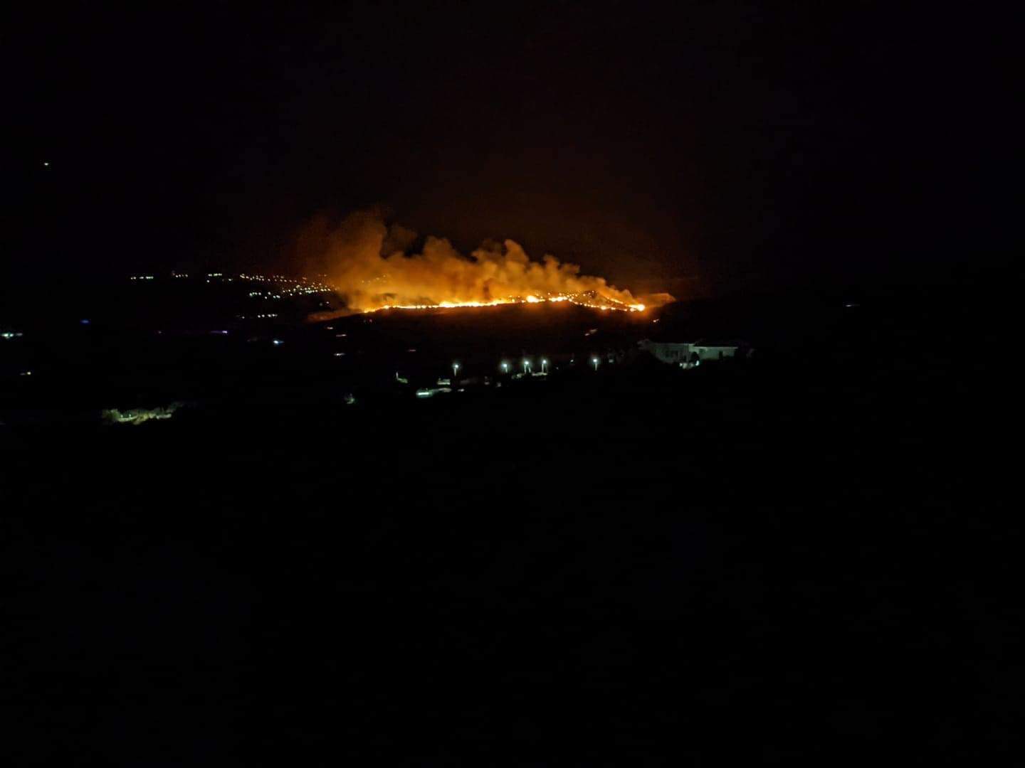 Δύσκολη νύχτα στην Αυδήμου, ενισχύθηκαν με εναέρια μέσα οι δυνάμεις