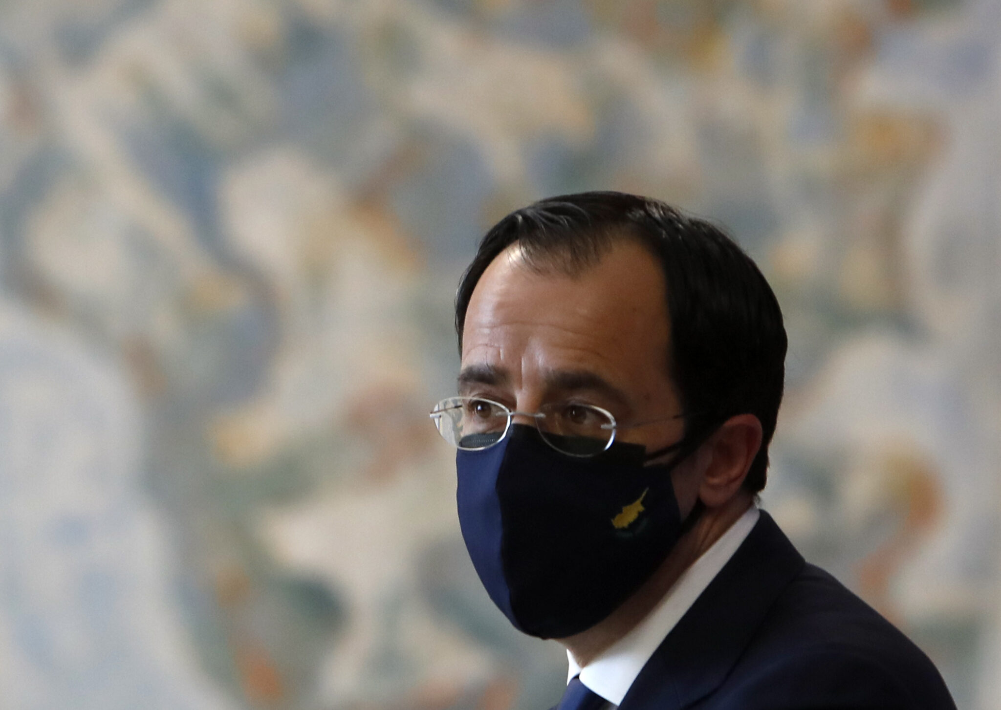 Ενημερώνει τους ομολόγους του για τις νέες προκλήσεις στα Βαρώσια ο ΥΠΕΞ