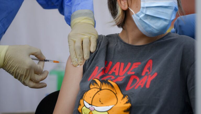 Δωρεάν rapid test για όσους εμβολιάζονται με την πρώτη δόση ζητά το ΚΕΒΕ (VID)