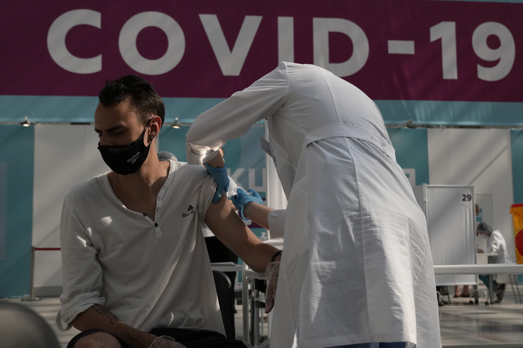 "Γιατί οι εμβολιασμένοι εξαιρούνται της καραντίνας και των τεστ;"