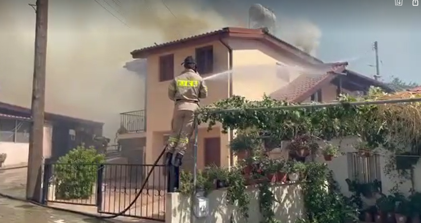 ΒΙΝΤΕΟ: Η στιγμή που οι πύρινες "γλώσσες" εισέρχονται σε σπίτια στον Αρακαπά