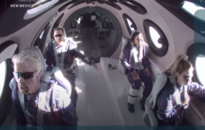 ΒΙΝΤΕΟ: Έφτασε στο διάστημα με το Virgin Galactic ο Μπράνσον