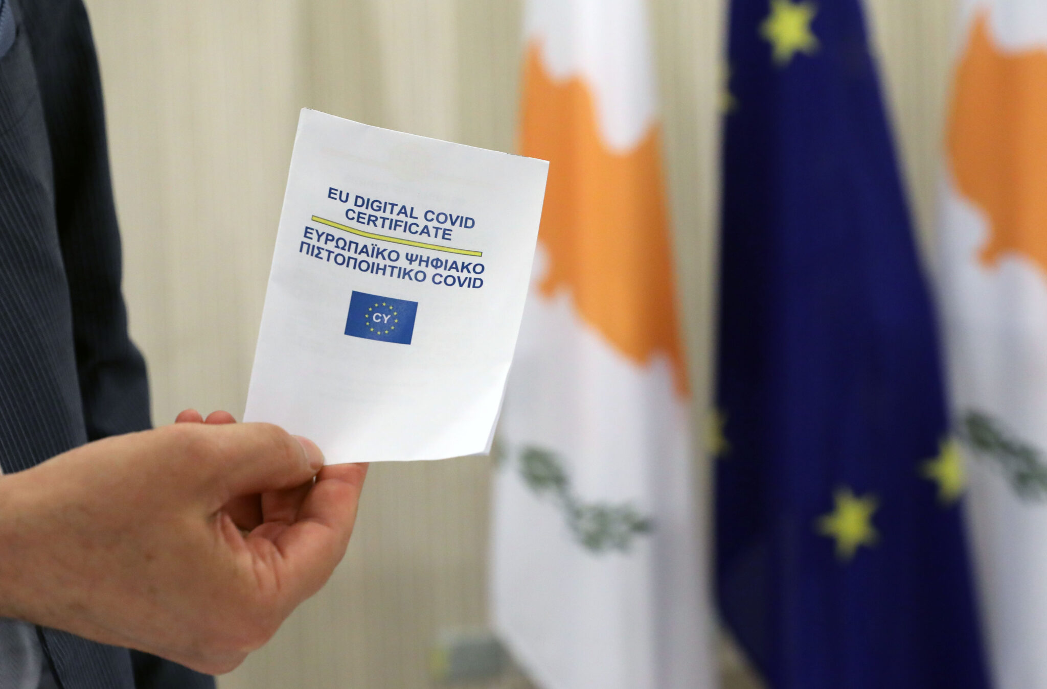 Εμβολιάστηκες σε χώρα εκτός ΕΕ; Ιδού τα έντυπα για "Greenpass" ή SafePass