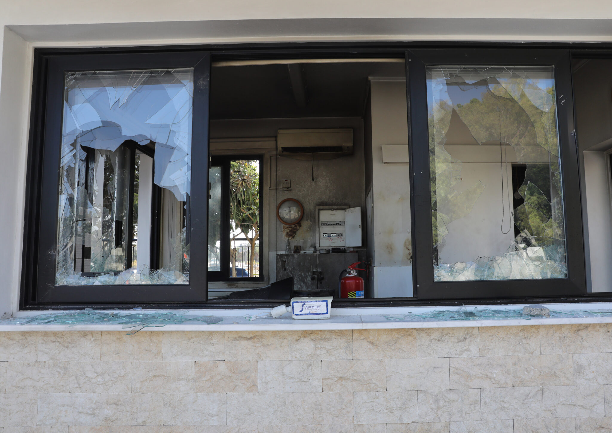 Επτά ημέρες μετά: Ανεκτέλεστα τέσσερα εντάλματα σύλληψης για τη βία στον "Δία"