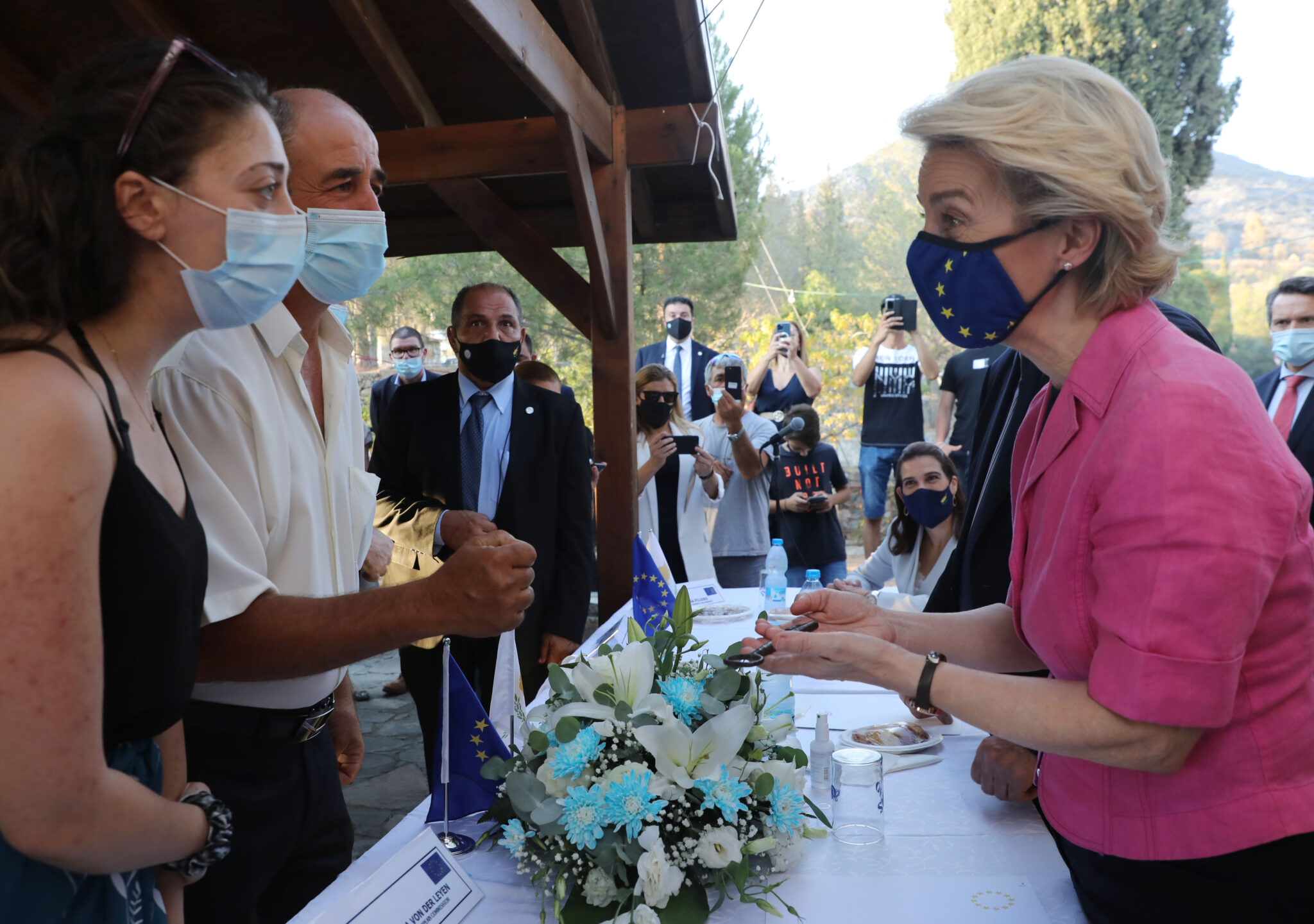 ΦΩΤΟ: Χάρισαν στην Πρόεδρο της Κομισιόν το κλειδί καμένου σπιτιού