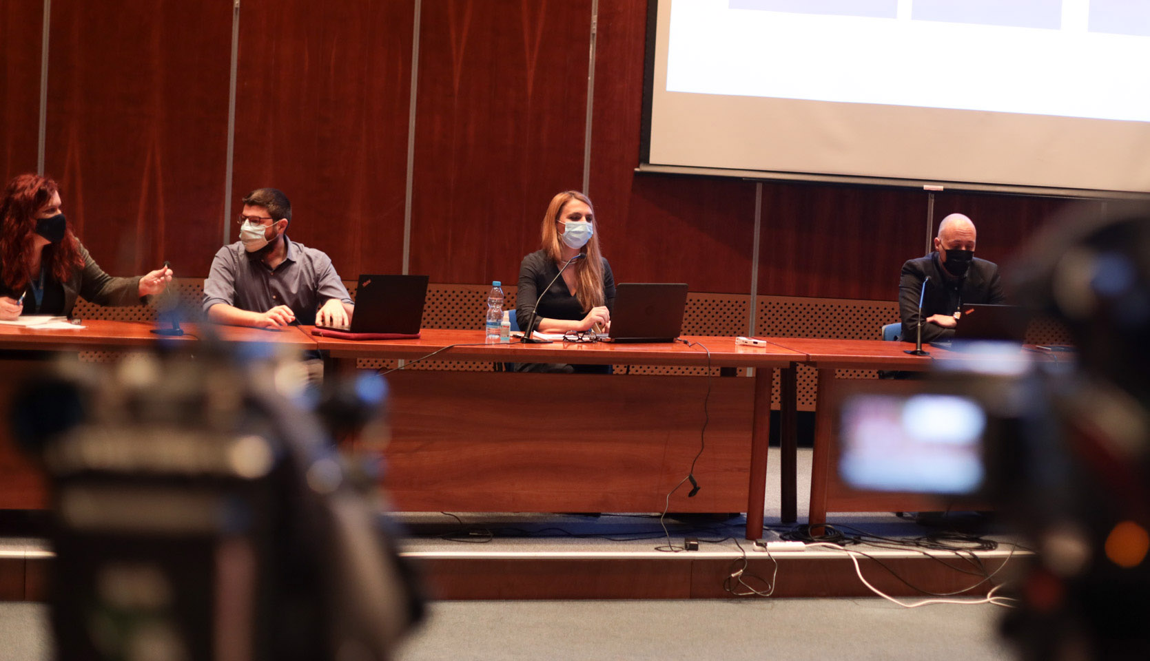 "Όχι" προς το παρόν σε νέα περιοριστικά μέτρα λένε οι επιδημιολόγοι (ΒΙΝΤΕΟ)