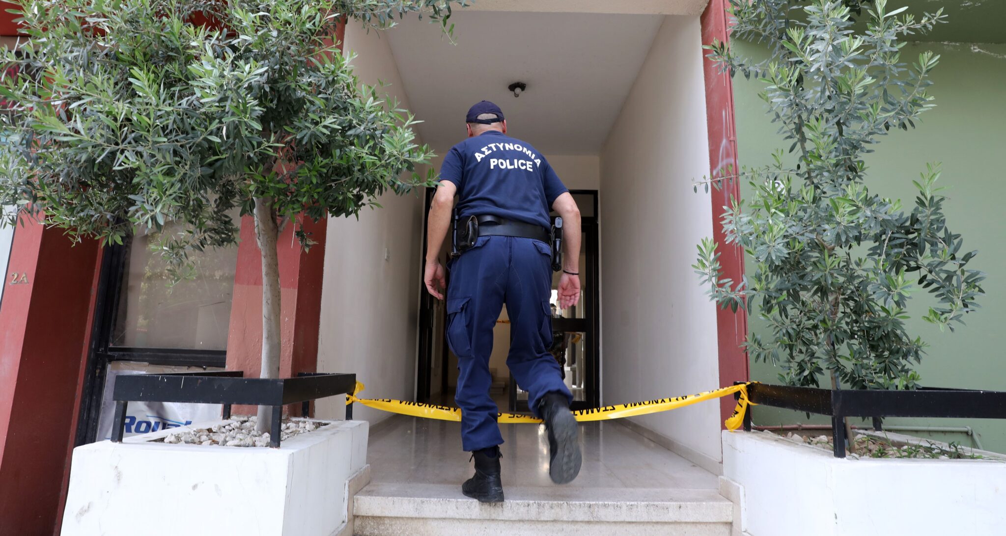 Στα χέρια των Αρχών νεαροί που έκλεβαν αρώματα, ρούχα και παππούτσια
