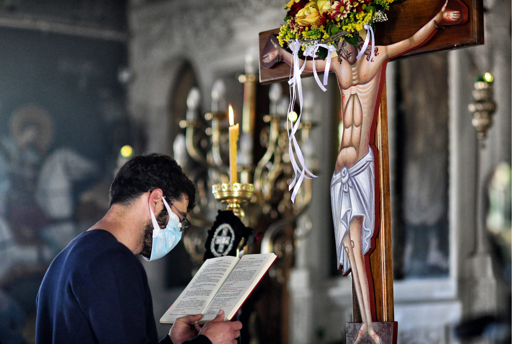Ψάχνουν "δύο-τρεις χαρισματικούς κληρικούς" να πείσουν πιστούς να εμβολιαστούν