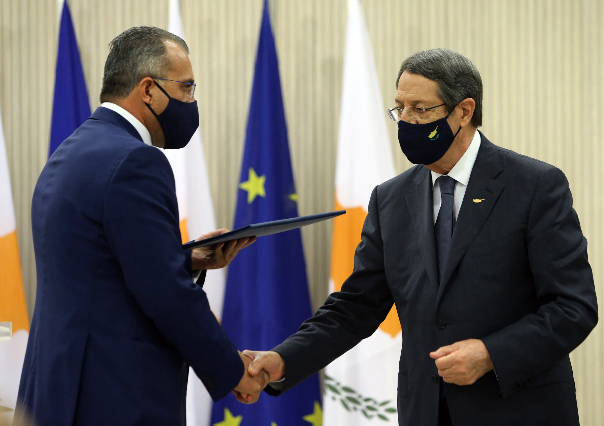 Πονοκέφαλος το «βαθύ κόκκινο» του ECDC για την Κυβέρνηση