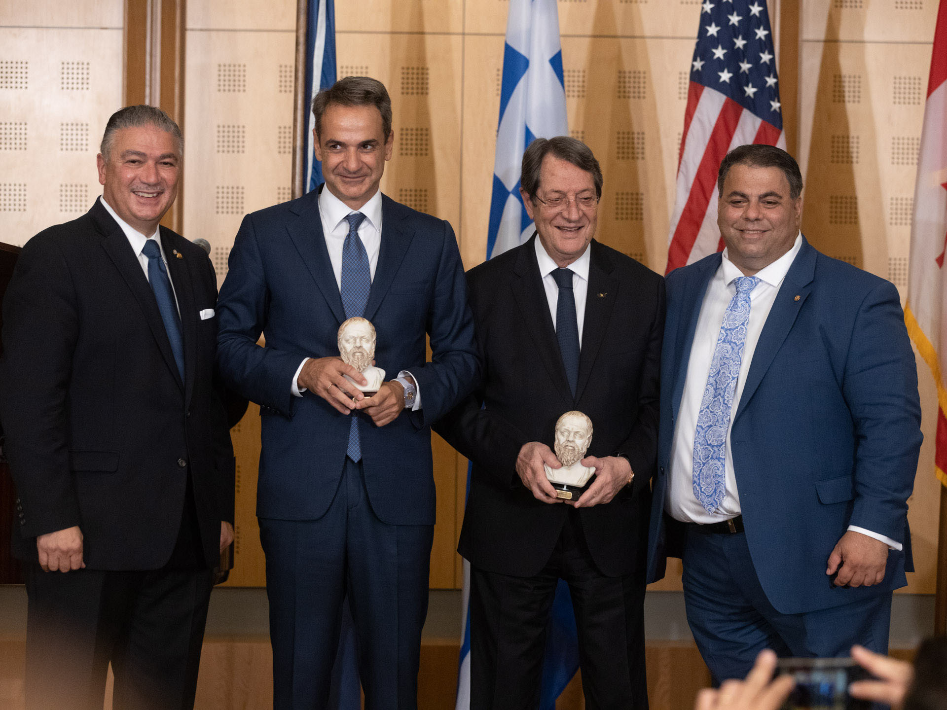 Με το Βραβείο «Σωκράτης» 2021 τίμησαν τον ΠτΔ οι ομογενείς στην Αθήνα (ΦΩΤΟ)