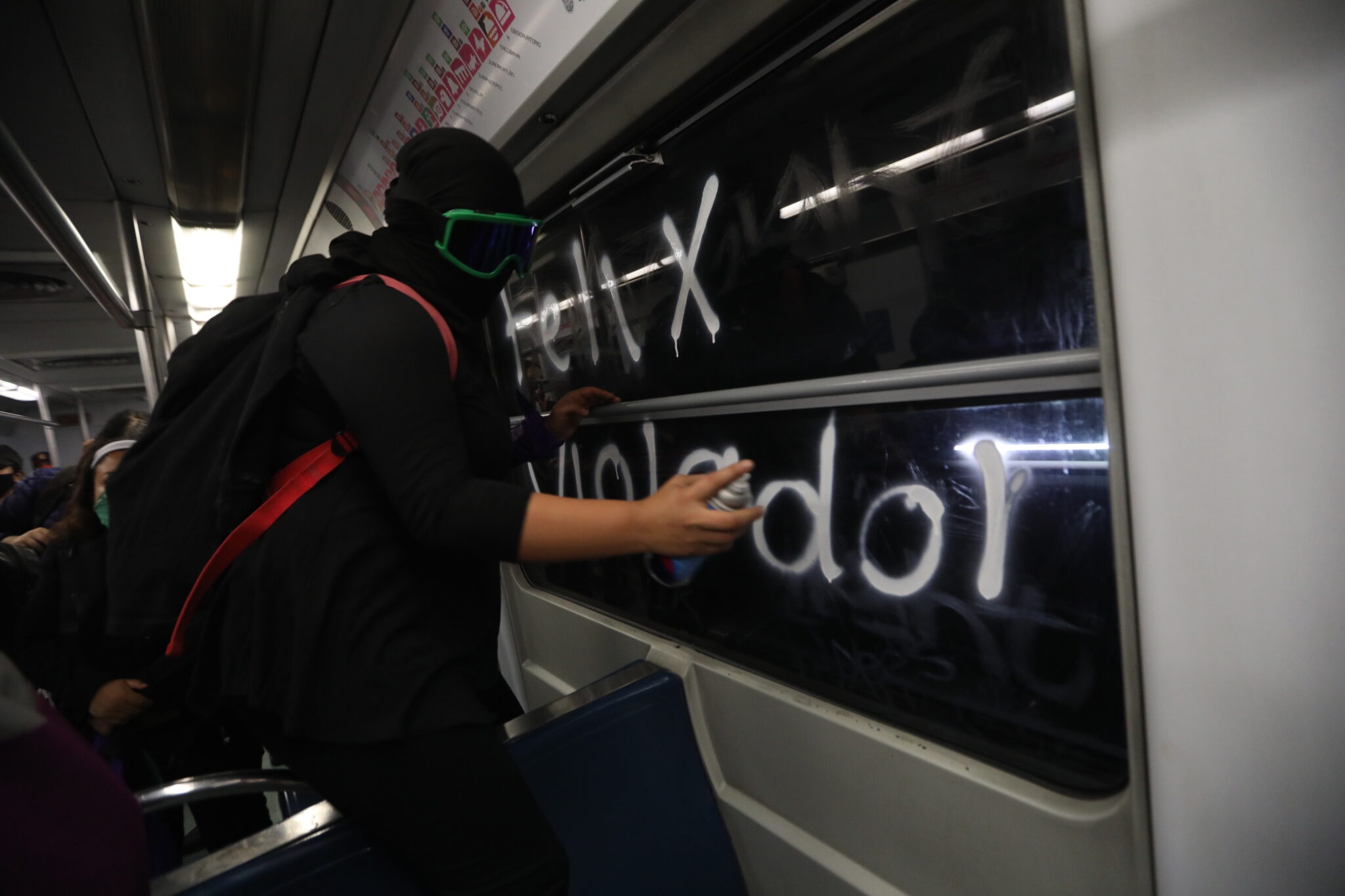 Φωτοβολίδες και πέτρες κατά αστυνομικών που τους "τσάκωσαν" να γράφουν με σπρέι