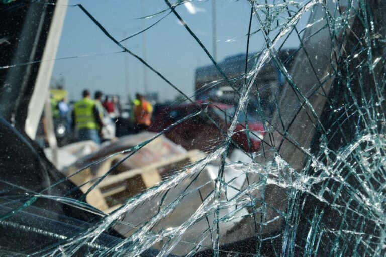Καραμπόλα τριών οχημάτων στο highway, στο νοσοκομείο γυναίκα οδηγός