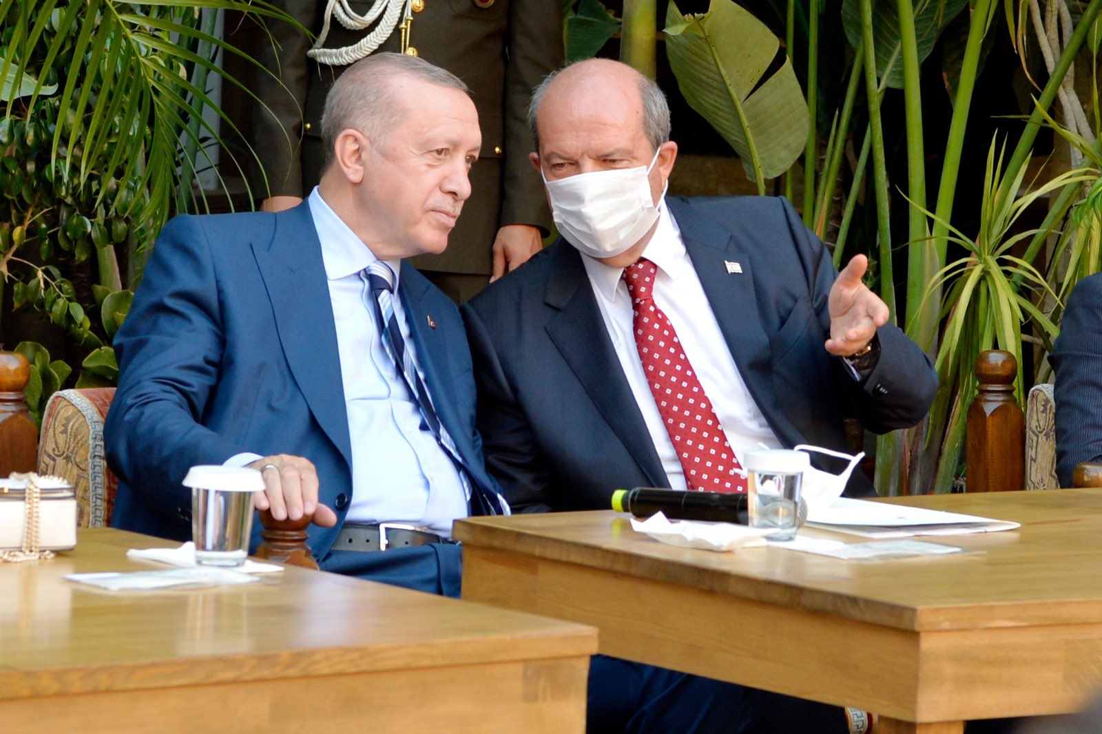 Το δείπνο Ερντογάν – Τατάρ μετά τη συνάντηση με νέους στο Μπουγιούκ Χαν (ΦΩΤΟ)