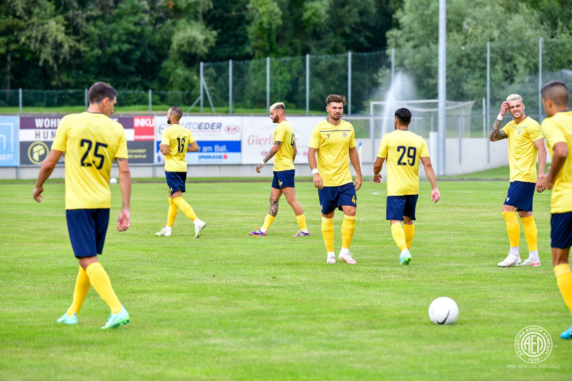 Αποκαλυπτήρια στον κόσμο της η ΑΕΛ