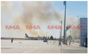 ΦΩΤΟ: Πυκνοί μαύροι καπνοί σκέπασαν το "Ercan" στην κατεχόμενη Τύμπου