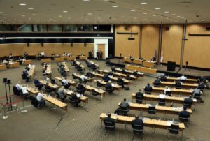 Αποφασίζει η Ολομέλεια της Βουλής για την αναπομπή του νόμου για εκποιήσεις