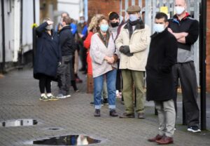 Δεν λένε να "πέσουν" οι αριθμοί στη Βρετανία, ανακοινώθηκαν 27.334 νέα κρούσματα