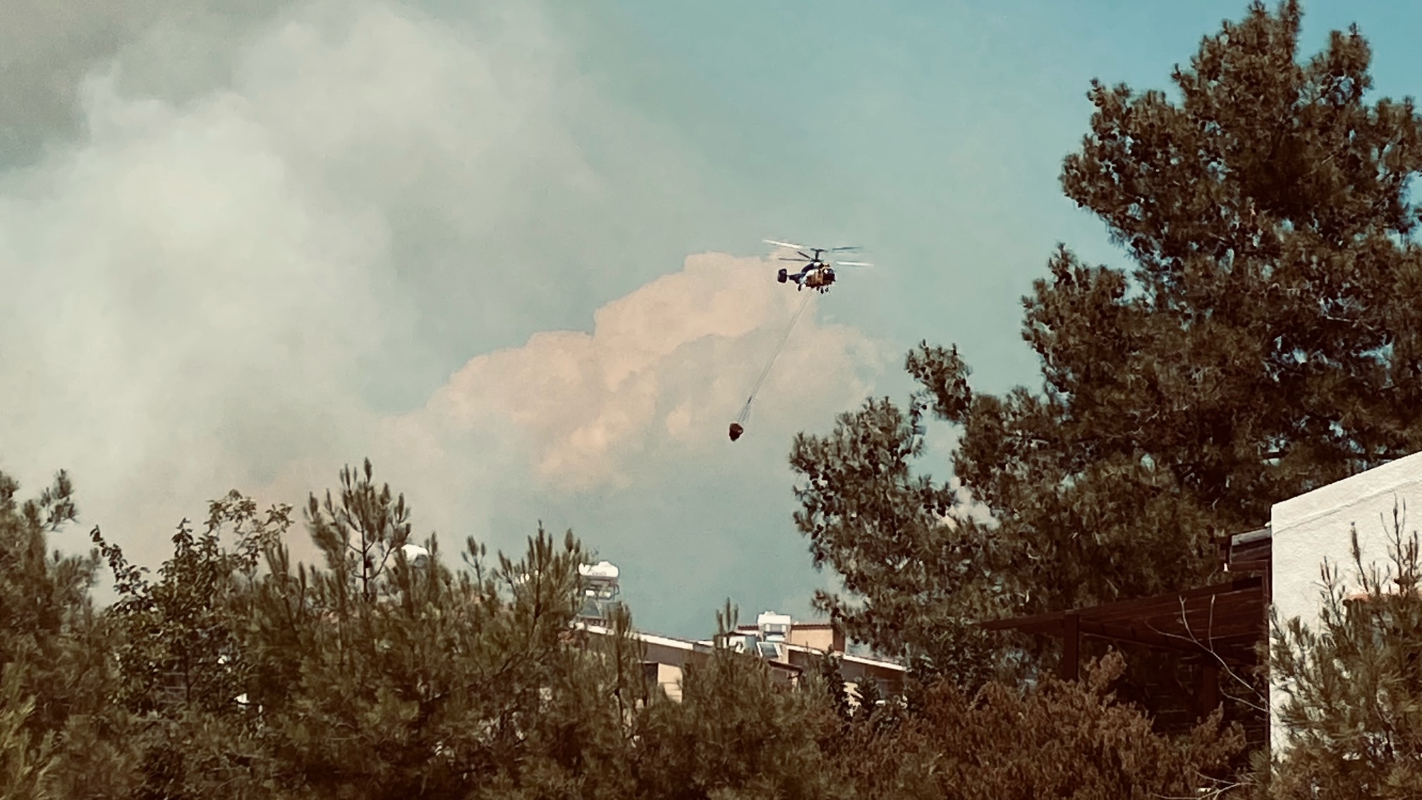 Ξέσπασε πυρκαγιά μεταξύ χωριών της Πάφου: Στην «μάχη» κι εναέρια μέσα (ΦΩΤΟ)