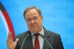 Οργή στη Γερμανία για τα … γέλια του Άρμιν Λάσετ