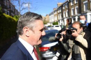 Μετά τον Τζόνσον σε καραντίνα και ο ηγέτης του Εργατικού Κόμματος