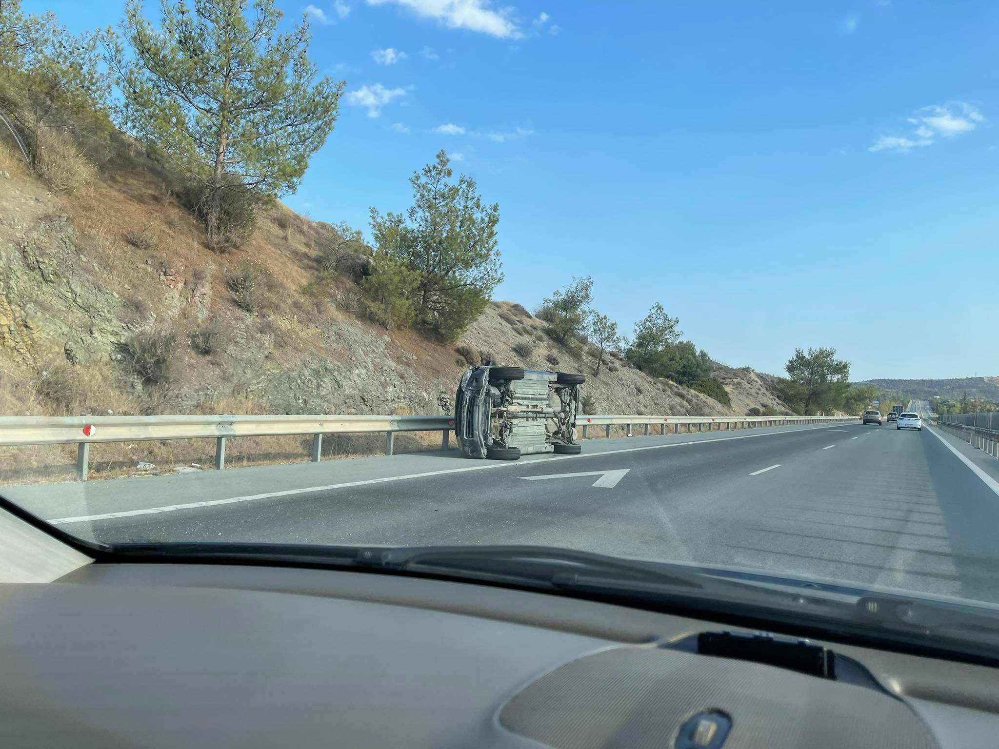 ΦΩΤΟ: Στο νοσοκομείο ο οδηγός του οχήματος που ανετράπη στον αυτοκινητόδρομο
