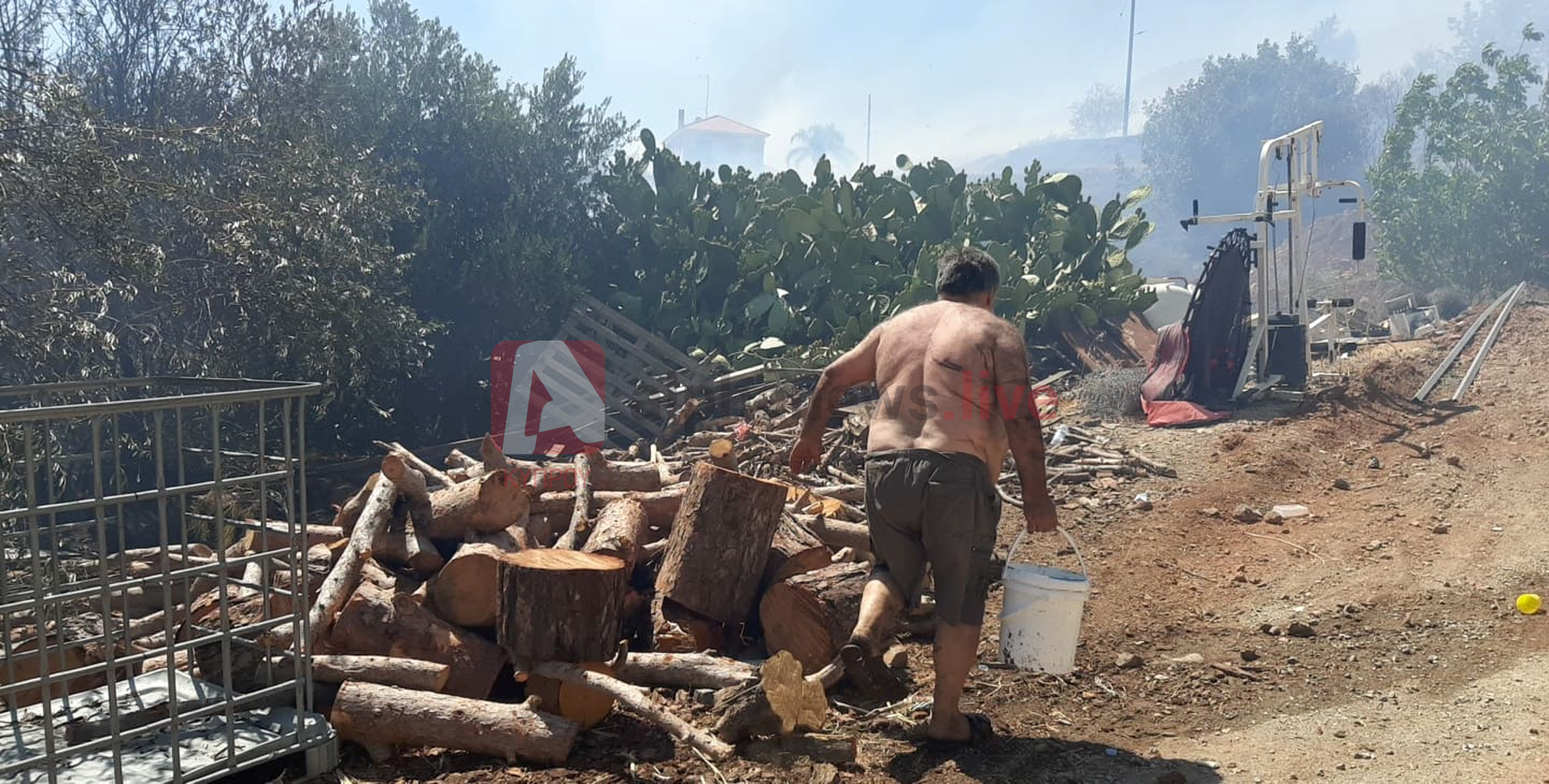 Δραματικές στιγμές στον Αρακαπά: Καίγονται σπίτια και απειλούνται ζωές (ΒΙΝΤΕΟ)