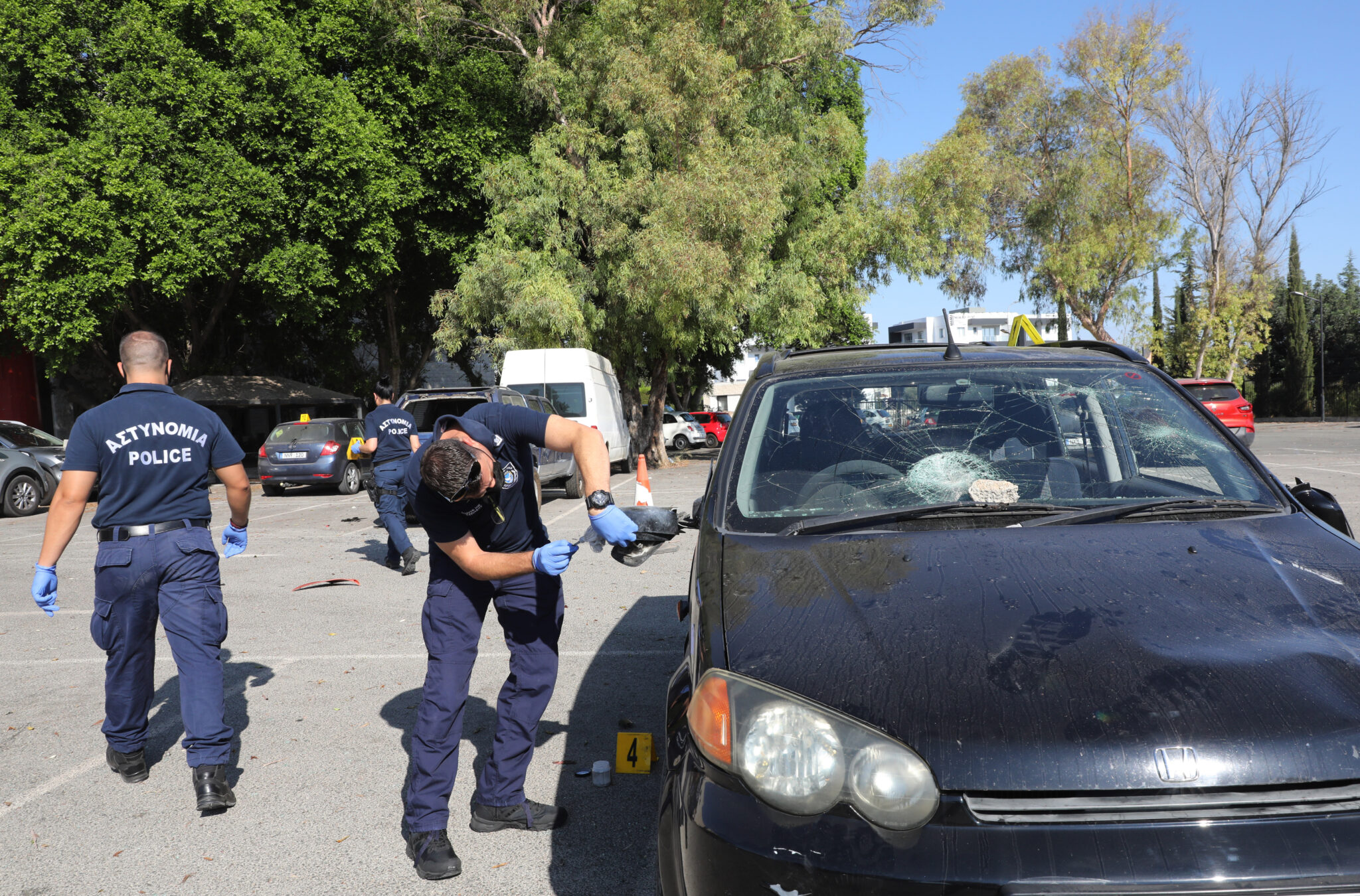 Με τους δυο αστυνομικούς που τραυματίστηκαν στα επεισόδια επικοινώνησε ο ΠτΔ