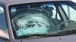 Γυναίκες "έκοψαν" το δρόμο και έσπασαν με σιδερόβεργες το αυτοκίνητο 30χρονου