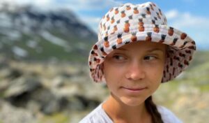 Greta Thunberg: Ποζάρει για τη Σκανδιναβική Vogue και διαμαρτύρεται για τη μόδα