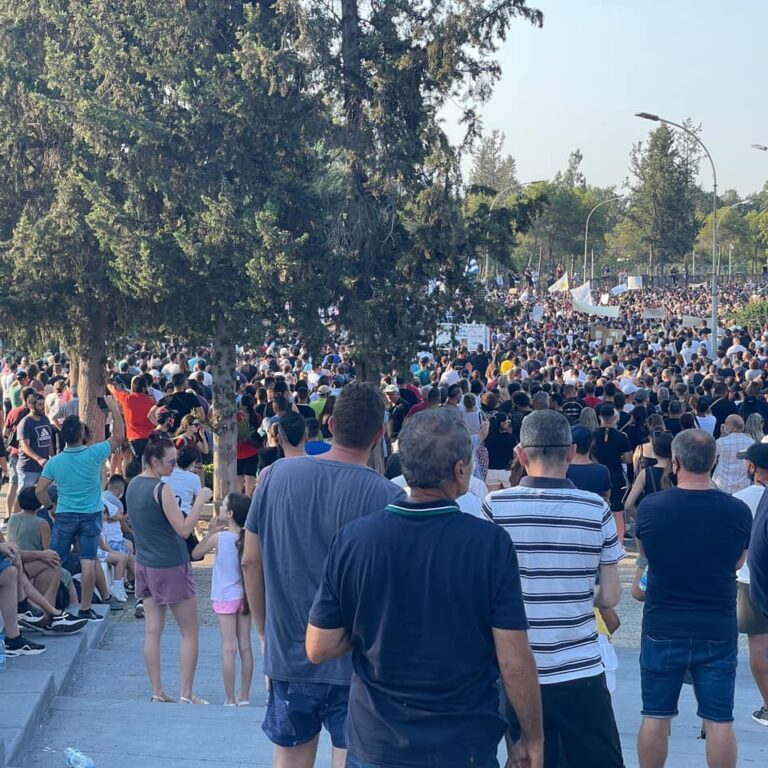 "Βάλτε μάσκα και κρατάτε απόσταση 1,5 μέτρου", λέει η Αστυνομία στους διαδηλωτές