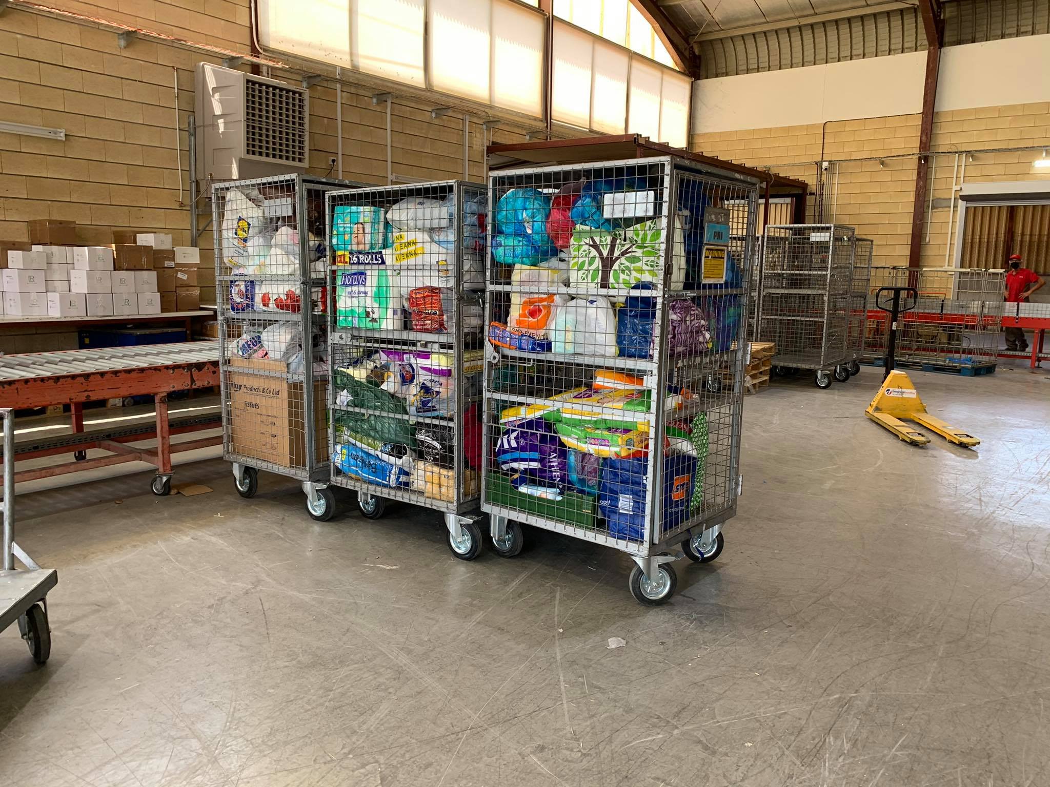 ΦΩΤΟ: Έφυγε για την Αθήνα το πρώτο κοντέινερ με τρόφιμα για τους πυρόπληκτους