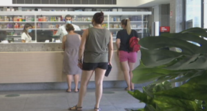 Απειλούν φαρμακοποιούς με ξυλοδαρμό για το αντίτιμο στα rapid tests (BINTEO)