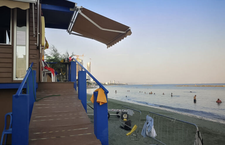 Σωτήρια η επέμβαση ναυαγοσωστών: Έσωσαν λουόμενο που κινδύνεψε με πνιγμό