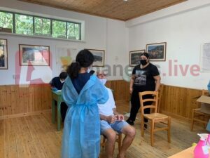 ΦΩΤΟ: Όλοι "καθαροί" στις Τρείς Ελιές μετά το χειροφίλημα στον νοσούντα Μόρφου