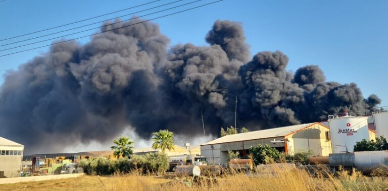 Μετά από τιτάνια μάχη, οι πυροσβέστες κατάφεραν να περιορίσουν τη φωτιά στο Γέρι